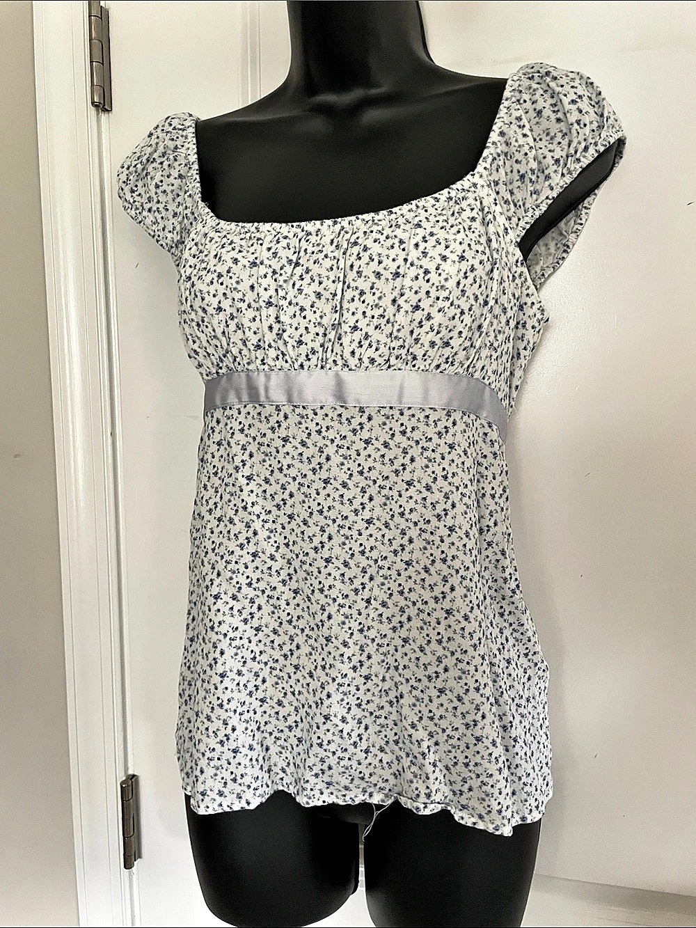 NWOT Hollister Floral Smocked Blouse in White & Blue Size Med